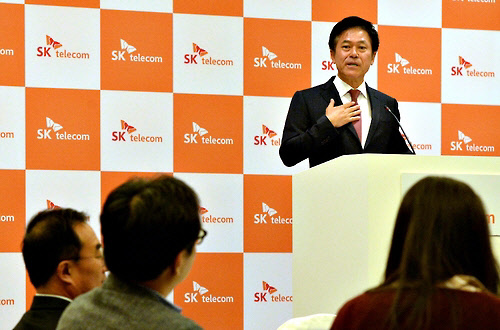 SK텔레콤 박정호 사장이 지난달 28일(한국시간) 스페인 바르셀로나에서 기자간담회를 열고 SK텔레콤의 미래 전략을 설명하고 있다.  [SK텔레콤 제공=연합뉴스]